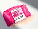 Akvarel af tøjmærkat i forstørrelse med fiberprocent og symboler