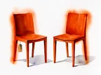 Akvarel af to næsten identiske designstole